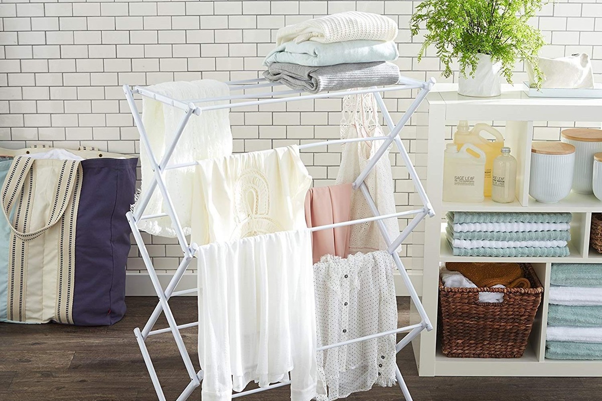 Zapomeňte na starou prádelní šňůru nebo sušák: objevil se nový způsob sušení prádla, který zabírá jen velmi málo místa.
