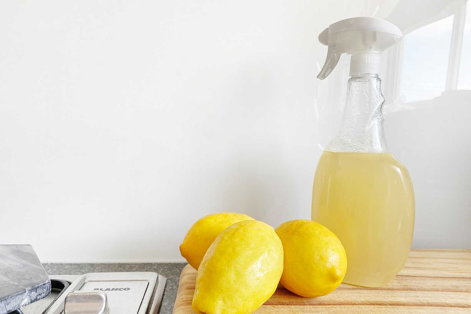 Skvrny na indukční desce? Vyčistěte ji jedním (tajným) pohybem a odstraňte šmouhy