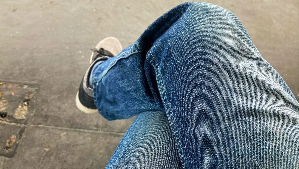 Křížení nohou během rozhovoru: co to znamená z hlediska behaviorální psychologie