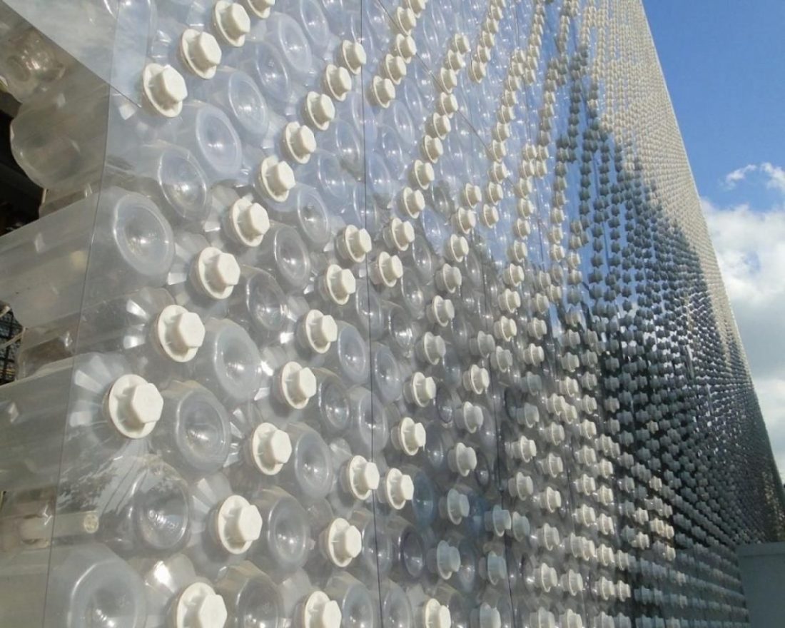 Latinskoamerický ostrov vyrobený z milionu plastových lahví: nachází se na něm středověký hrad