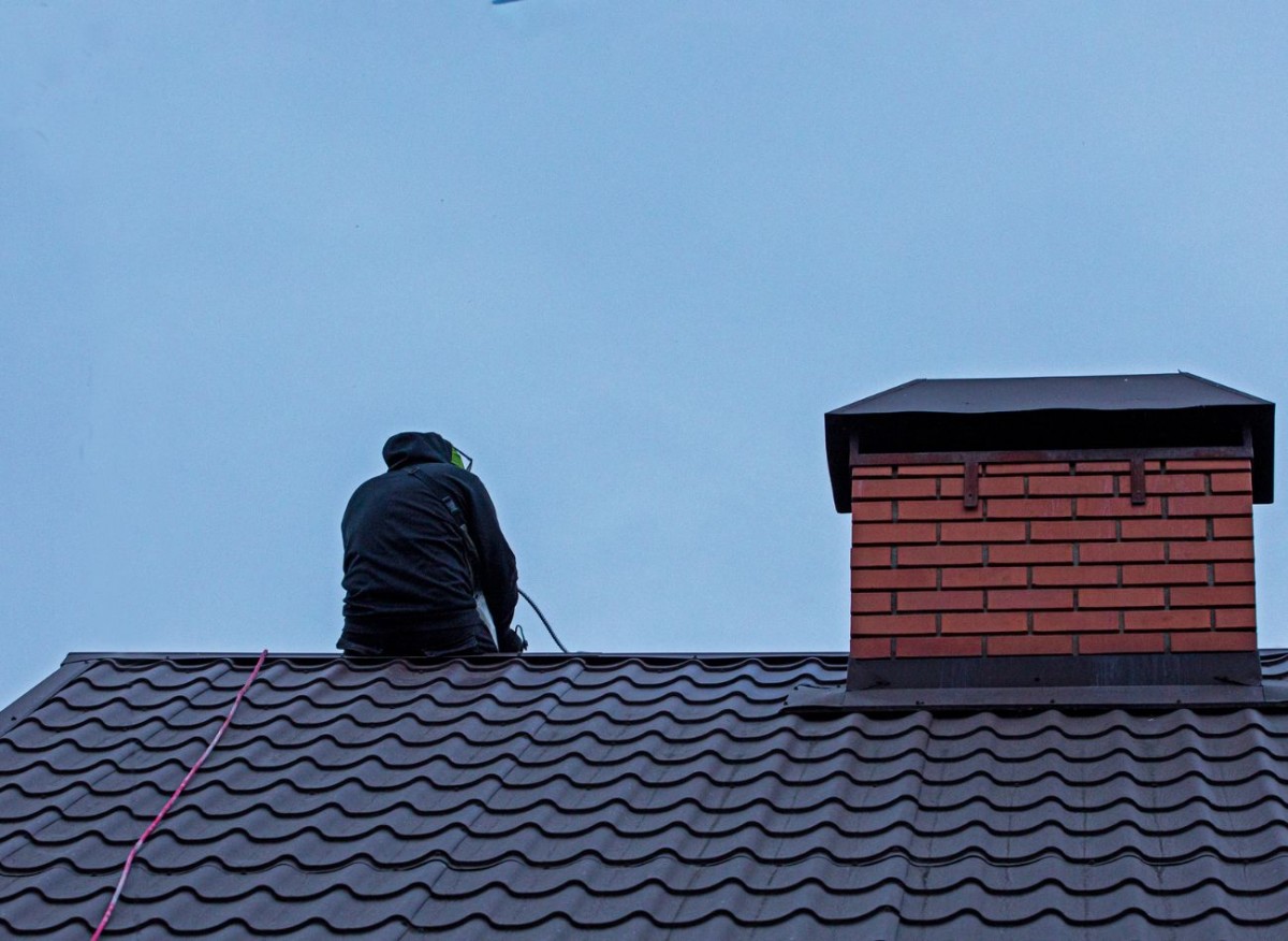 Komín se vyčistí sám, bez nutnosti lézt na střechu. Velmi jednoduchý způsob, doporučovaný kominíky.