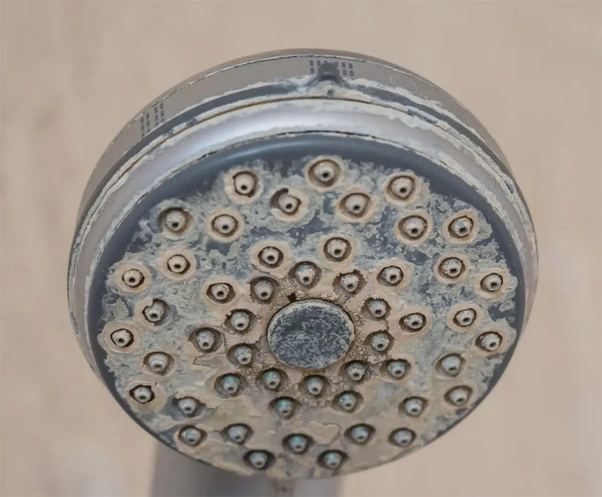 Jak odstranit vodní kámen ze sprchové hlavice a zvýšit tlak vody