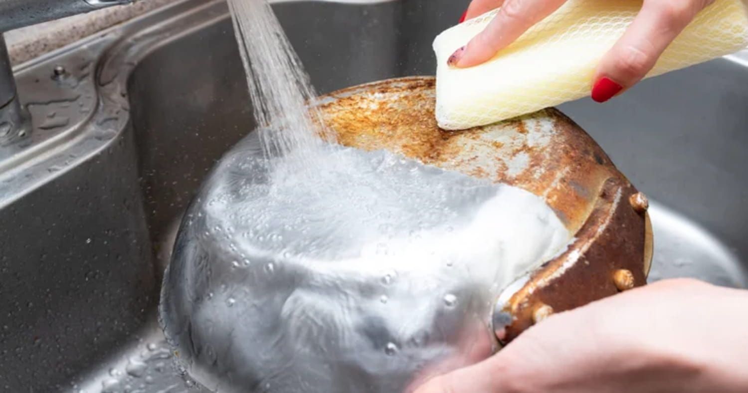 Jak vyčistit hrnce a pánve od rzi a připálených zbytků? Seznamte se s těmito domácími prostředky.