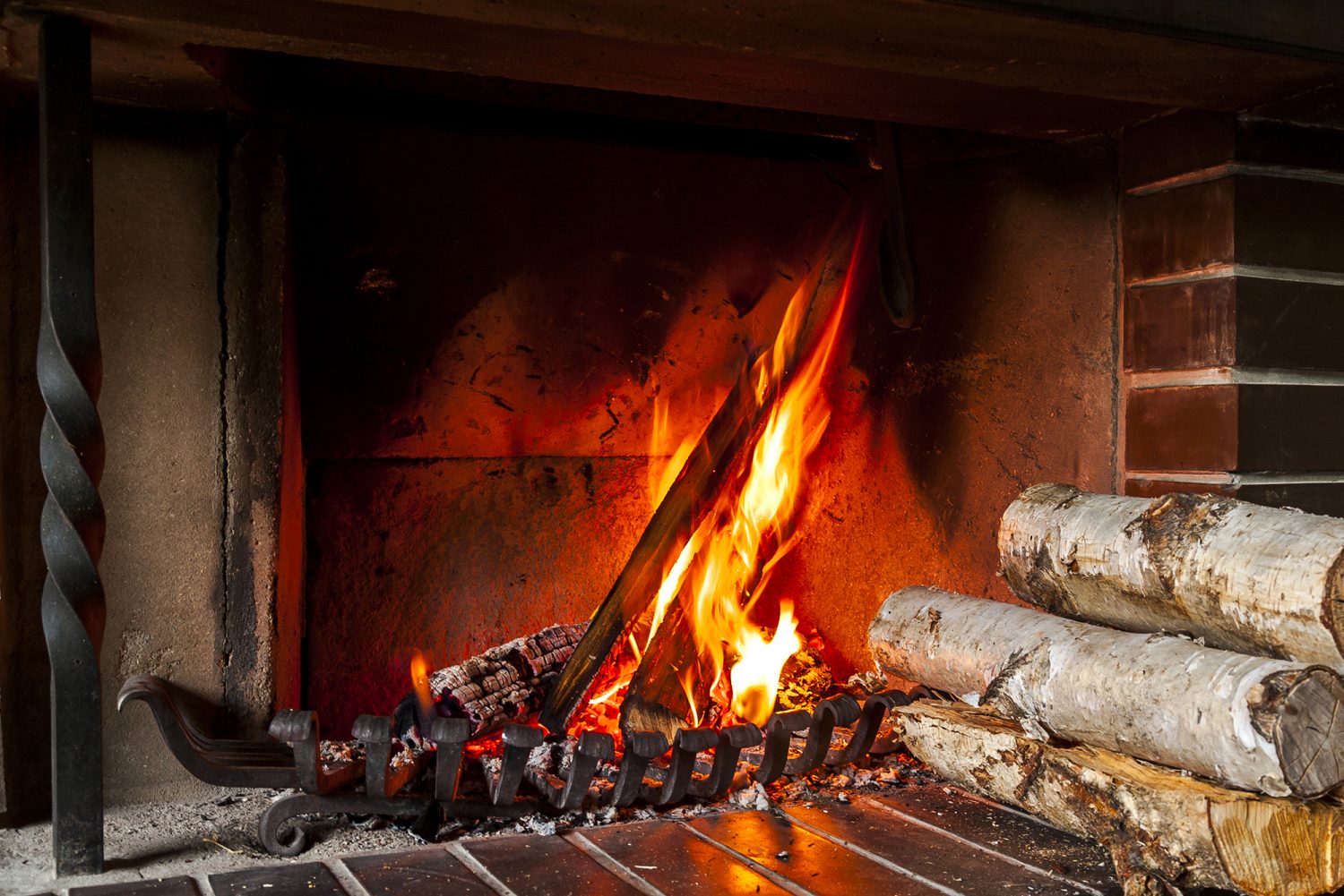Toto oblíbené dřevo není vhodné pro krby, protože vytváří hodně sazí.