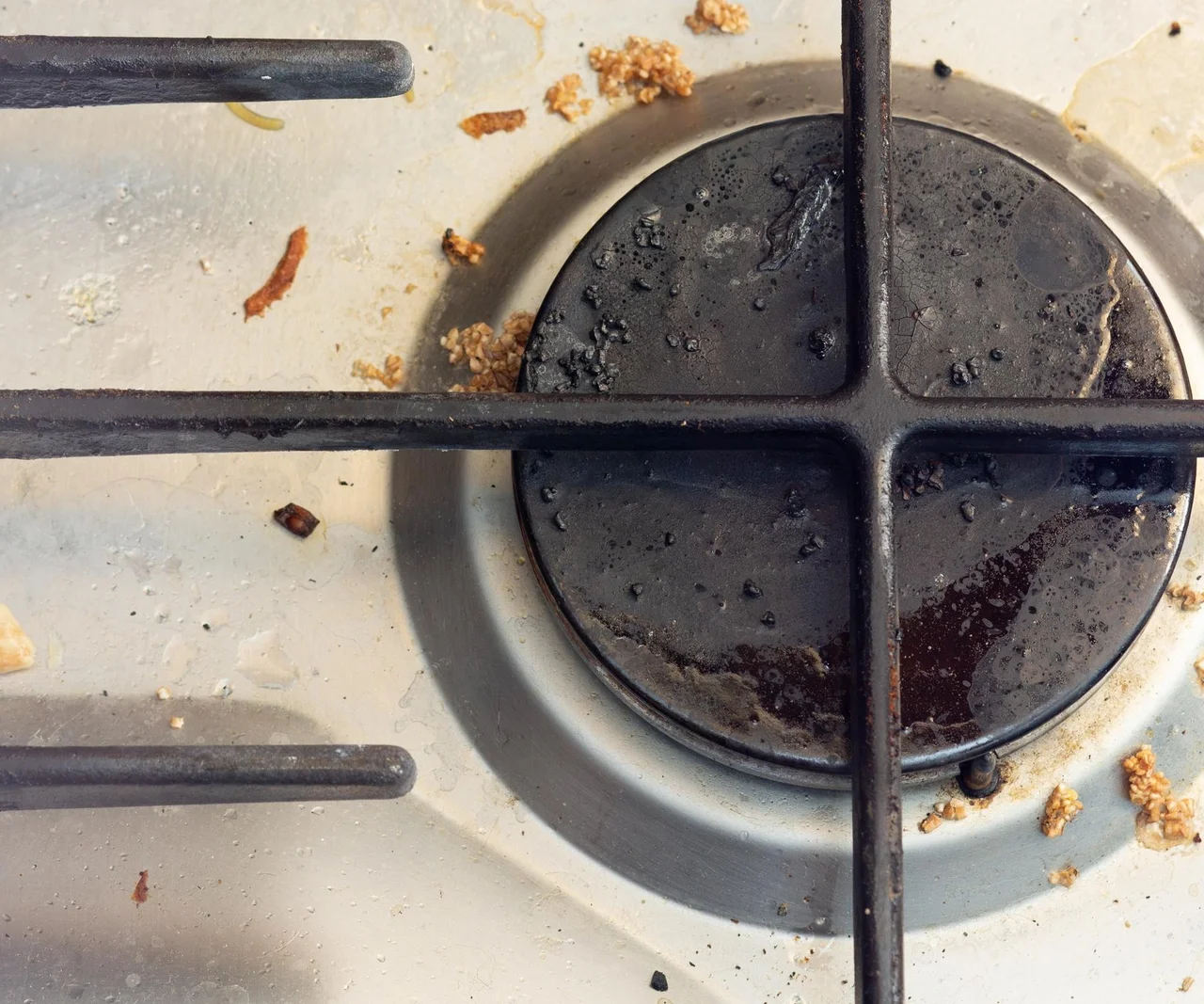 Rozpusťte jej v misce s vodou a nalijte na znečištěné hořáky. Nečistoty a připálené skvrny zmizí a hořáky budou vypadat jako nové. Čištění hořáků plynového sporáku