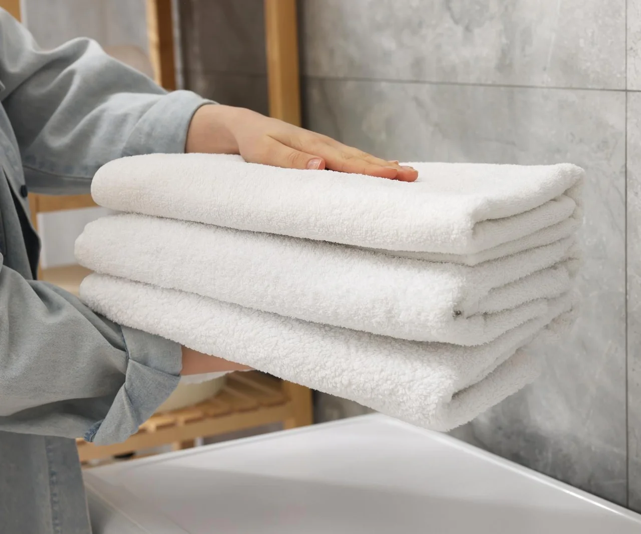 Rozdrťte je a vložte do pračky spolu s ručníky. Uklízečka prozradila tajemství, proč jsou ručníky v hotelech vždy tak měkké. Jak prát ručníky v pračce