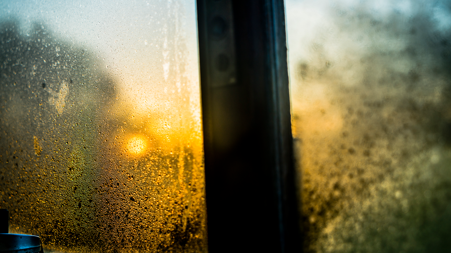 Vysypte na talíř a položte na parapet. Vlhkost z oken zmizí jako mávnutím kouzelného proutku.