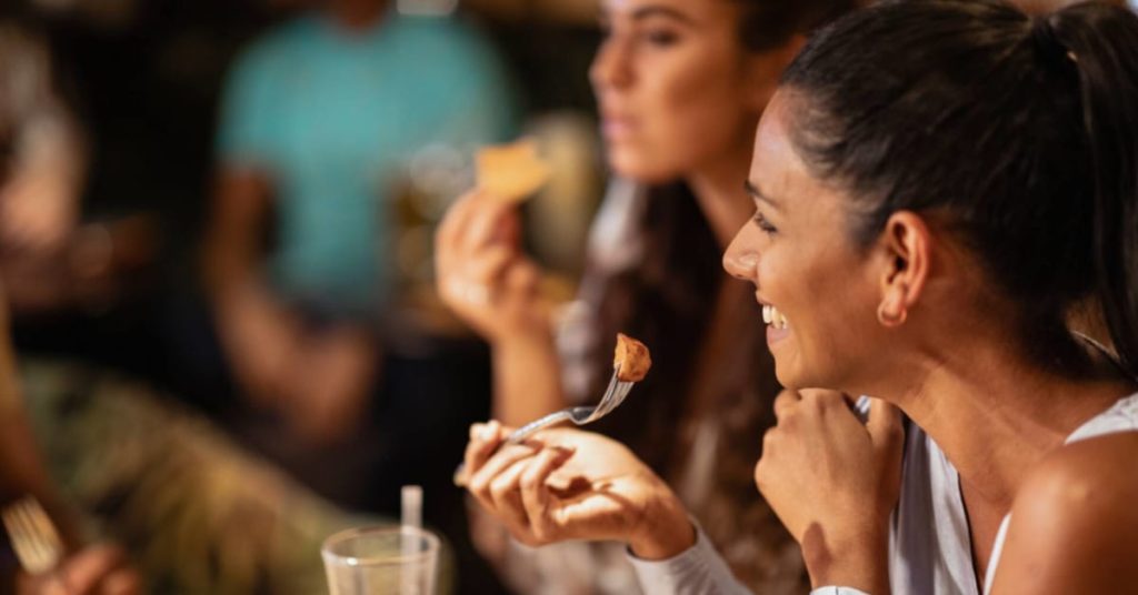 Měli bychom v zimě jíst dříve? Zde je doporučený čas pro optimální trávení a spánek.