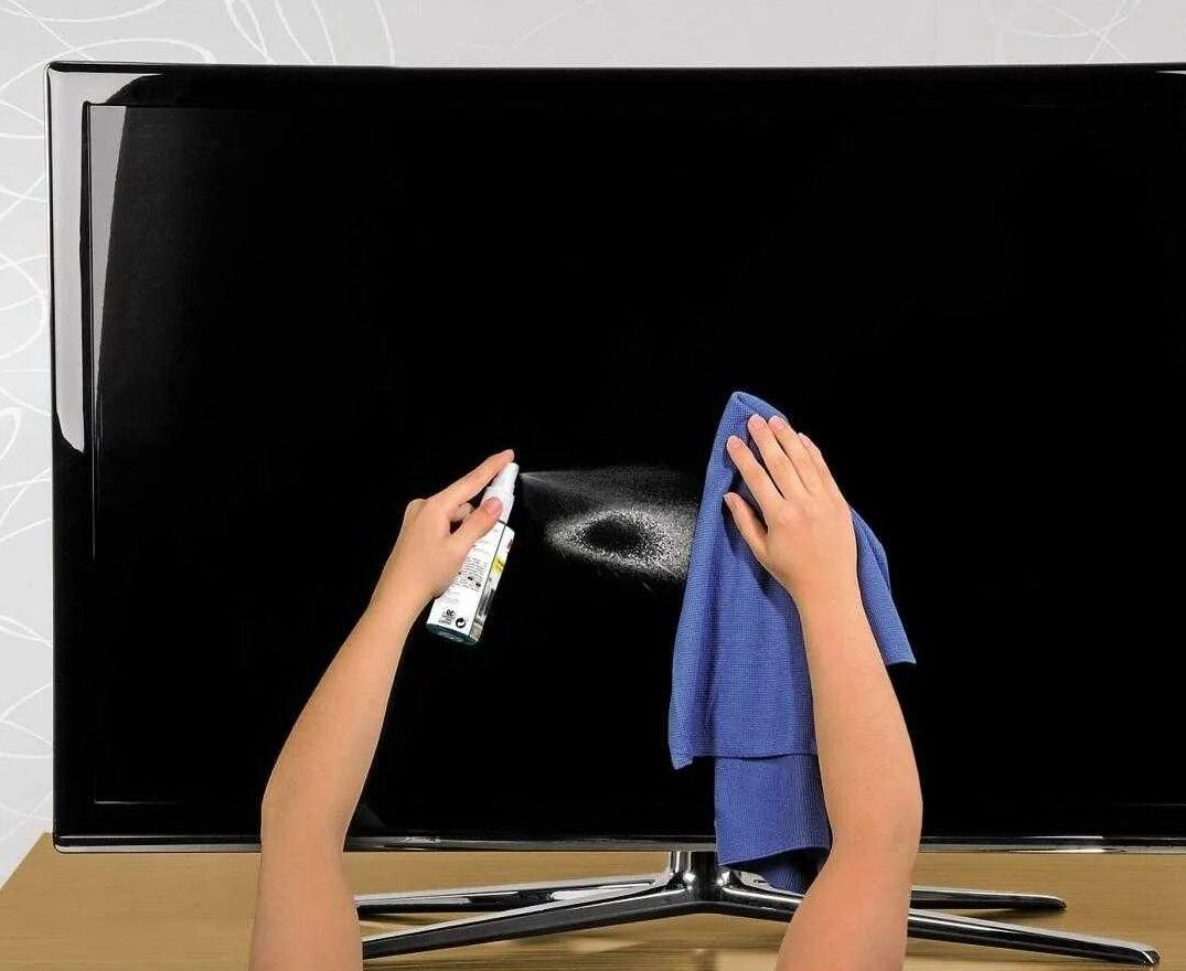 Navlhčete tímto roztokem hadřík a otřete televizní obrazovku. Jedná se o účinný prostředek proti šmouhám a mastným skvrnám.