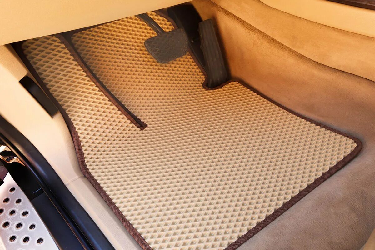 Proč je třeba koberce v autě postříkat octem: co to znamená?