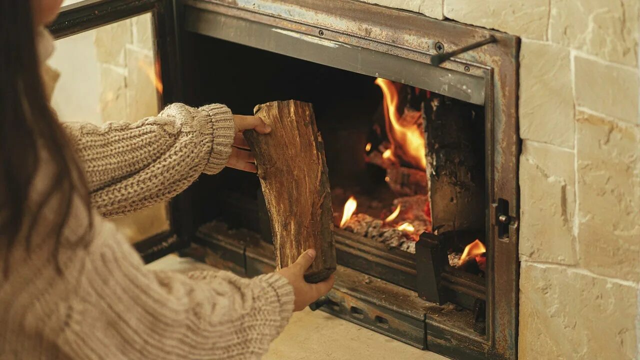 V této zemi! Pokuta pro majitele krbů . Takový oheň už nelze rozdělávat.