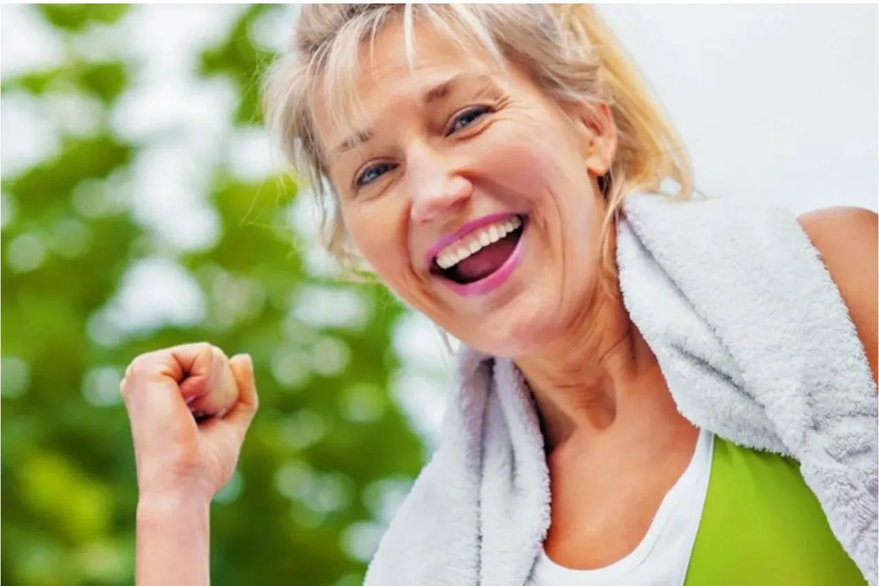 Přírodní řešení pro mladistvou pleť: použijte jablečný ocet pro rychlé vyhlazení vrásek a zmírnění mimických linek.