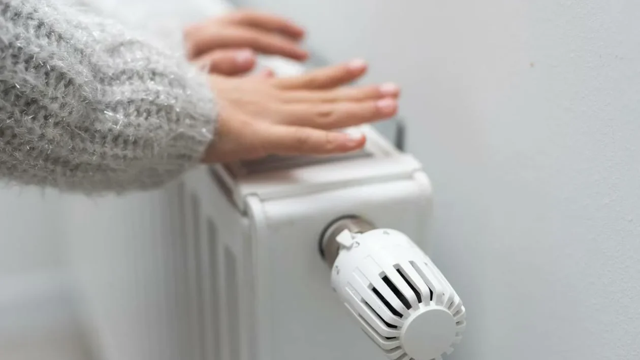 Zůstaňte v teple i tuto zimu: 10 jednoduchých způsobů, jak snížit náklady na vytápění