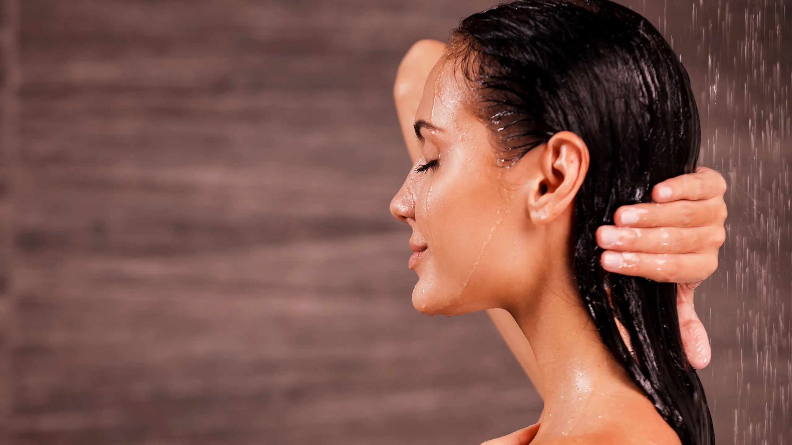 Stylista a kadeřník: „Děláte velkou chybu, když nanášíte šampon na celou délku vlasů v domnění, že tak budou čistší.“