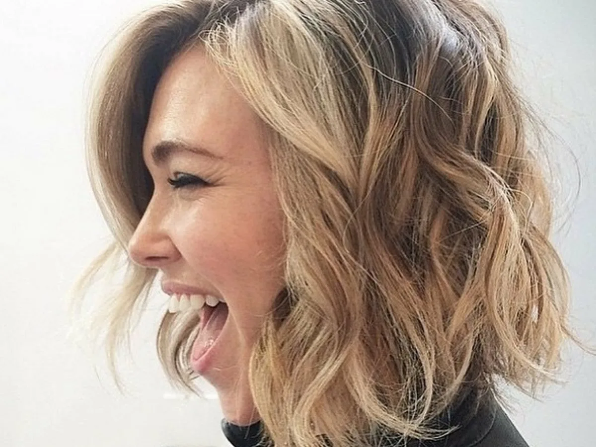 Jedná se o nejmódnější účes pro středně dlouhé vlasy tohoto podzimu, který dodává objem tenkým vlasům a hodí se ženám s kulatým obličejem.