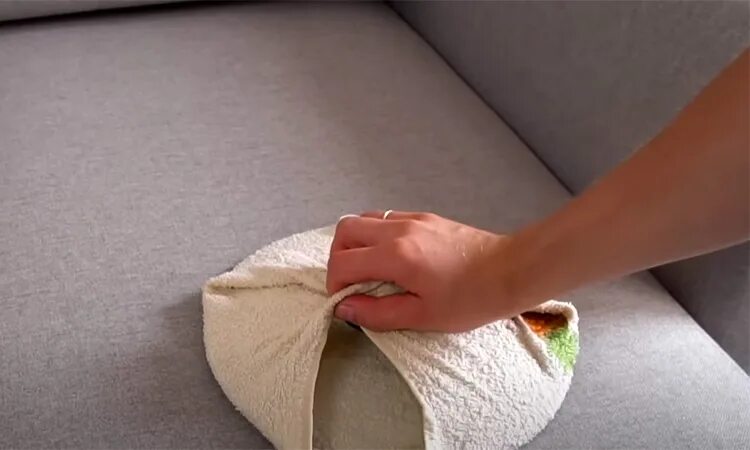 Čištění pohovky: zázračný prostředek z kuchyně je lepší než čisticí prostředek na textilie