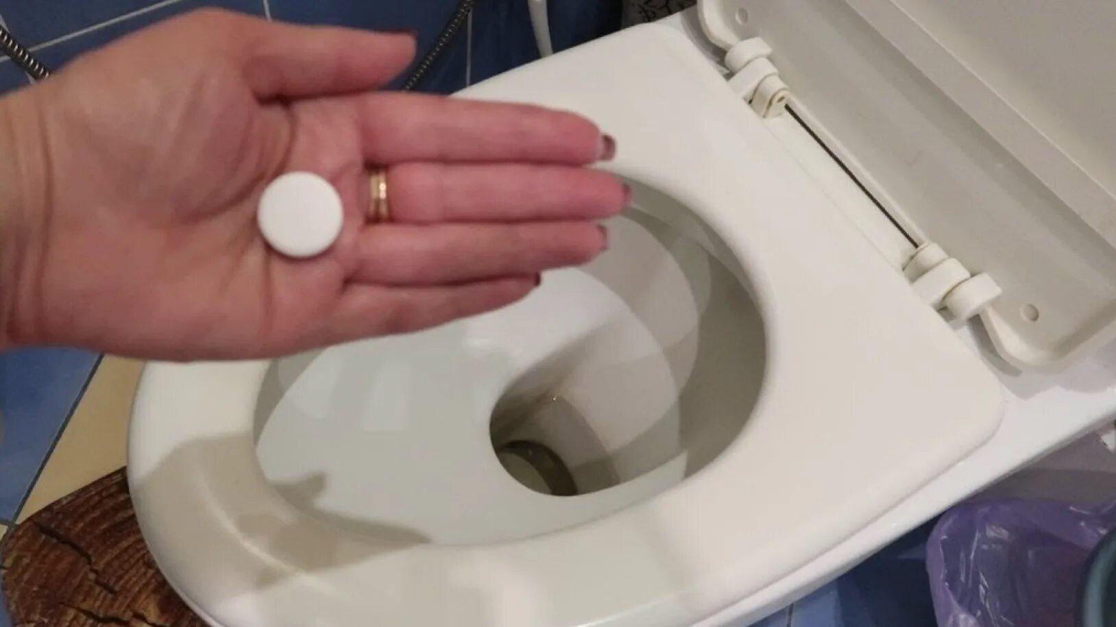 Prostředek, který vybělí toaletu do lesku: jak se zbavit vodního kamene a nečistot za 15 minut