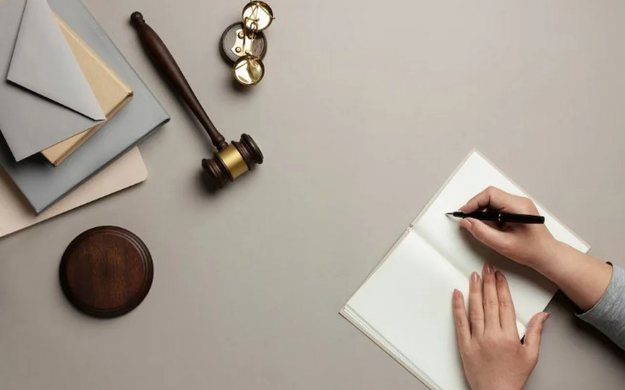 Notář, který odešel do důchodu, musí vrátit 59 161,10 eur do systému sociálního zabezpečení poté, co pobíral důchod během svého působení ve státní službě: soud rozhodl v jeho prospěch.