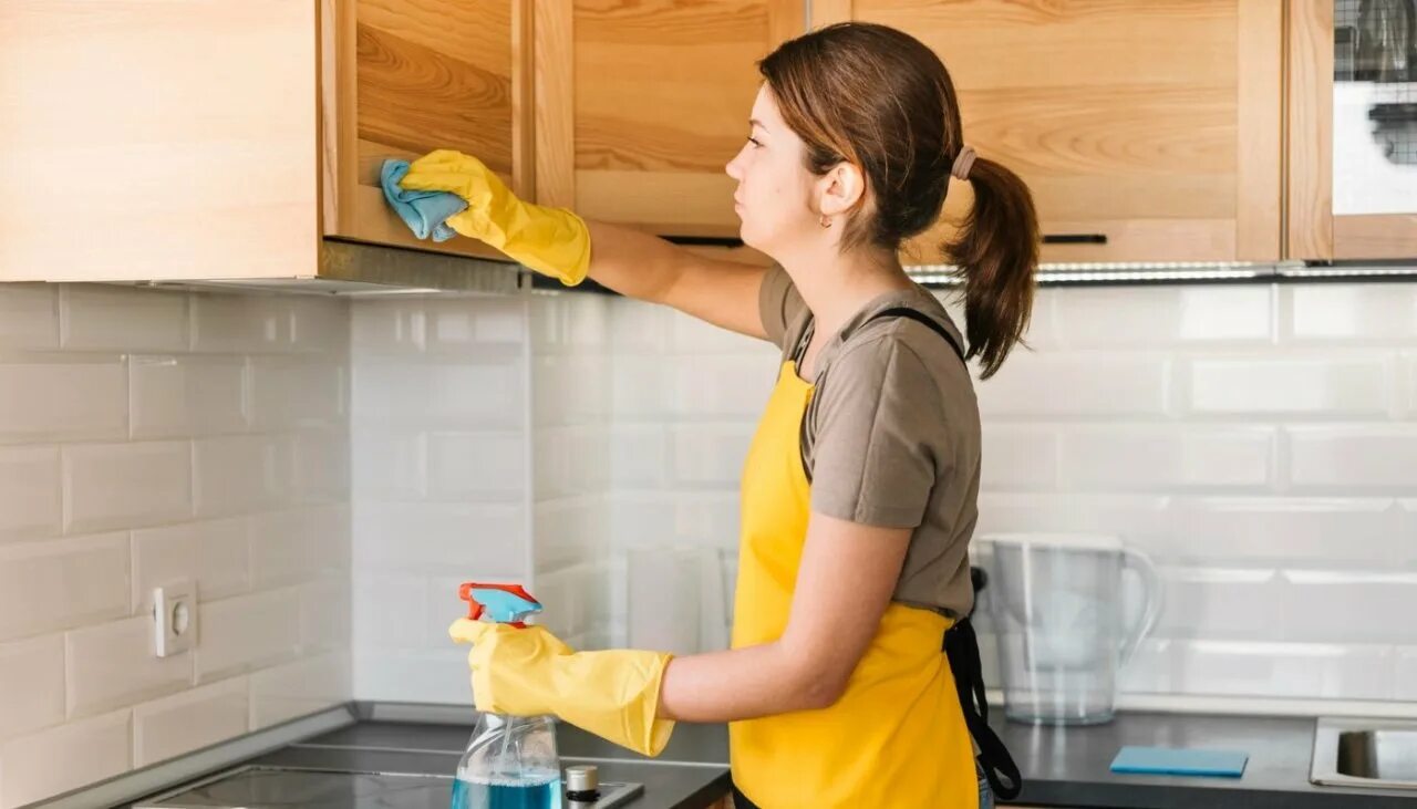 Přidávám dvě polévkové lžíce do vody a umývám fasády nábytku. Tento roztok odstraňuje prach a leští, a v domě to voní, jako by byl pečlivě uklizen.