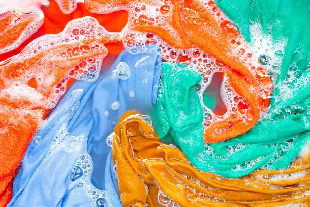 Oblečení znovu získá svou barvu a bude vypadat jako nové. Stačí prostředek z kuchyňského stolu.