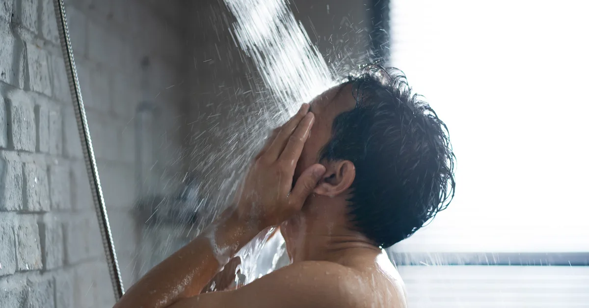 Opravdu střídání sprch pomáhá zhubnout? Zde jsou odpovědi na nejčastější mýty.