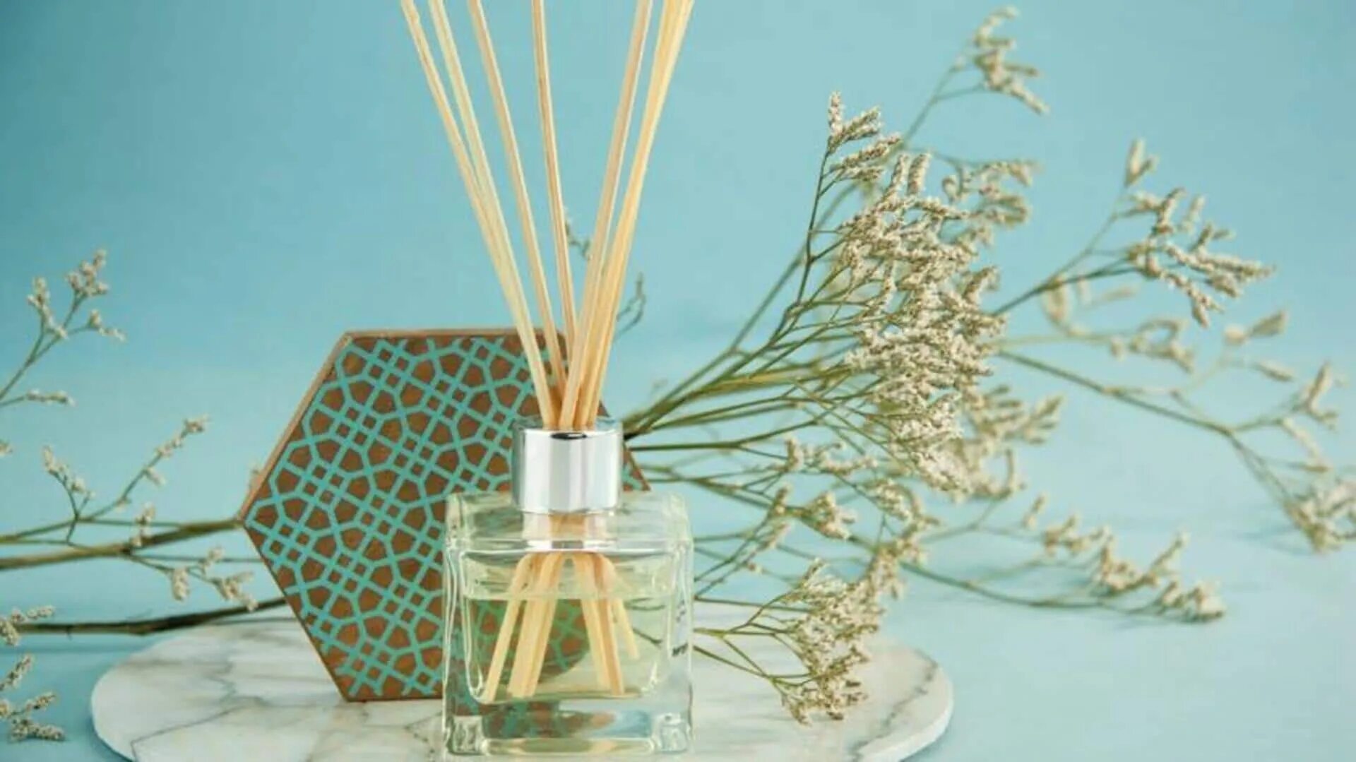 Dostupný luxus: tři jednoduché ingredience a sklenice vody – to je vše, co potřebujete pro vůni ve vaší domácnosti, bez chemických sprejů.