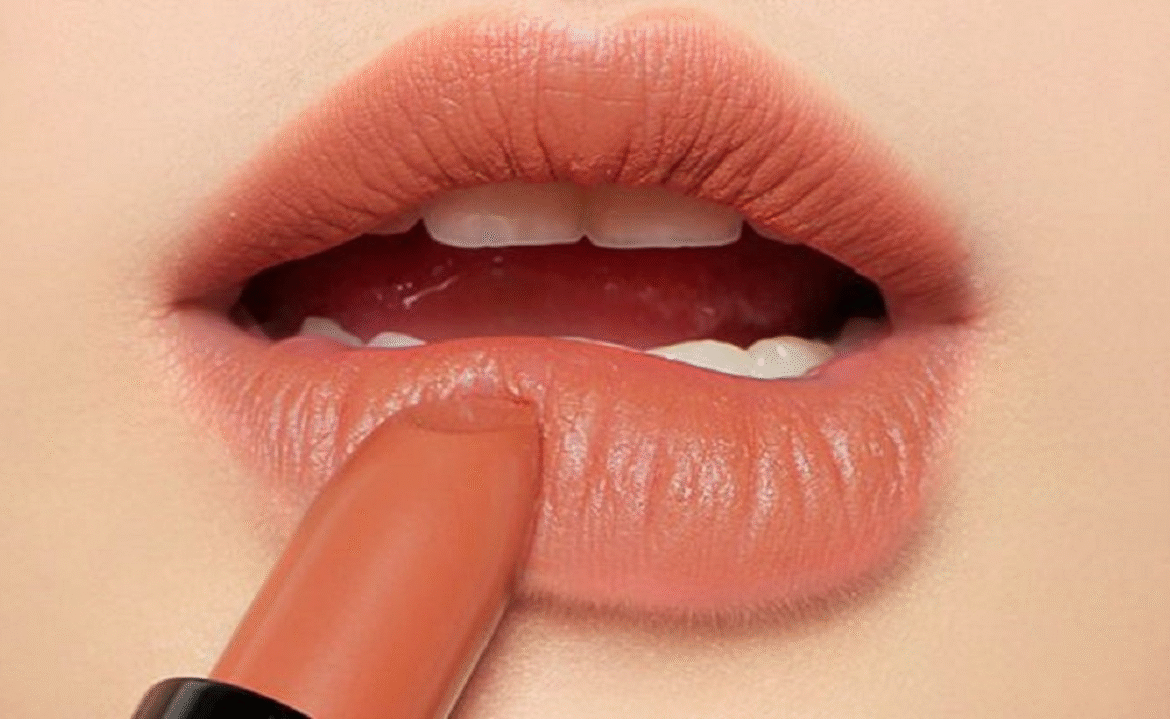 Sbohem, tradiční červená rtěnka: nejmódnější barva, která vám pomůže vypadat elegantně a moderně o Vánocích