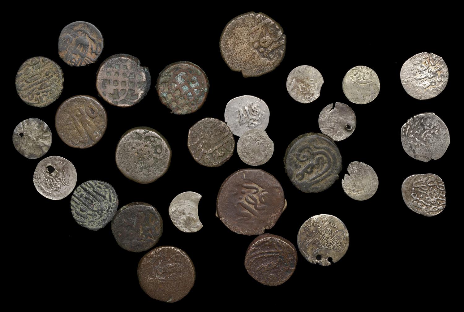 Vyšel na procházku do lesa, narazil na čtyři vázy a uvnitř nich objevil stříbrný poklad z dob vlády sultána.