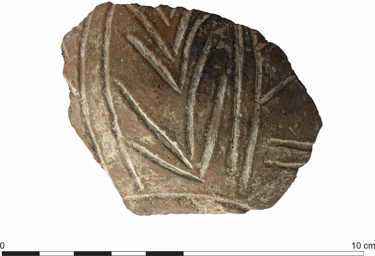 Úžasná souvislost mezi jediným fragmentem sicilské keramiky nalezeným v hrobce z doby bronzové v Bejrútu a mečem z místa ztroskotání lodi v Uluburun