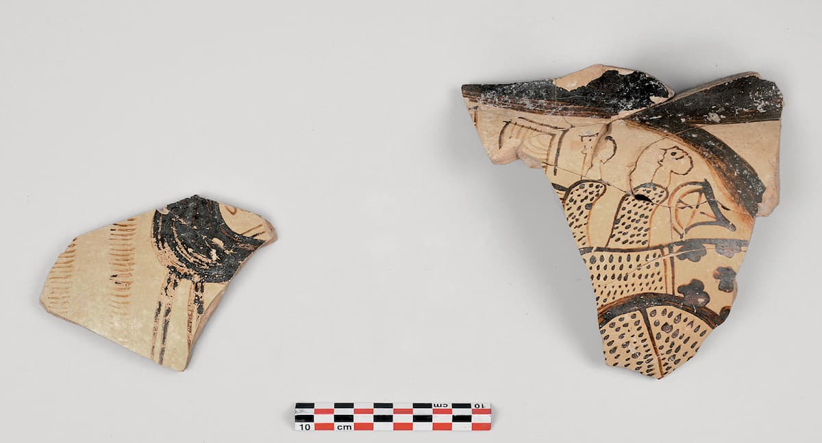 Úžasná souvislost mezi jediným fragmentem sicilské keramiky nalezeným v hrobce z doby bronzové v Bejrútu a mečem z místa ztroskotání lodi v Uluburun