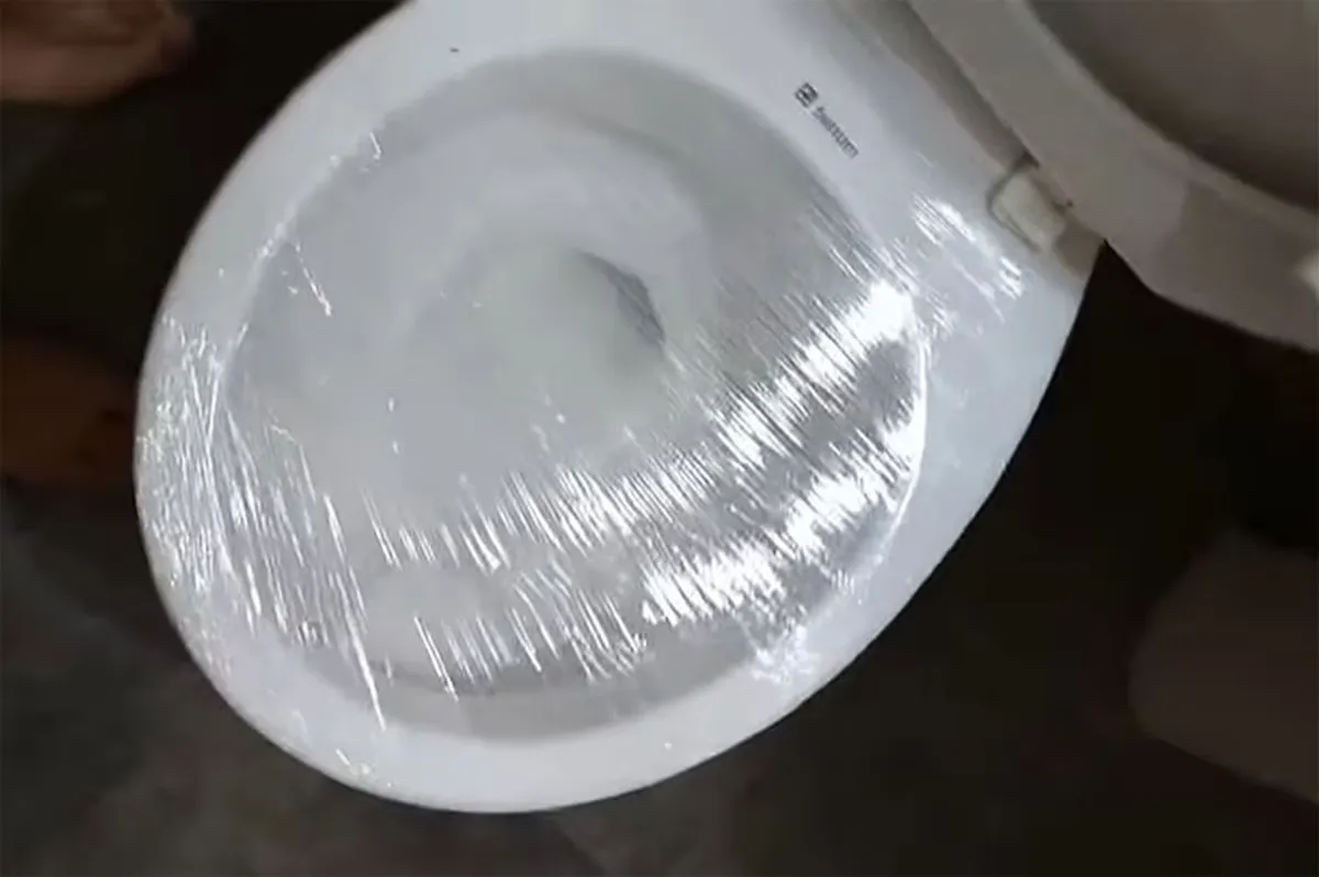 Jak vyčistit ucpaný záchod bez zvonu a chemikálií