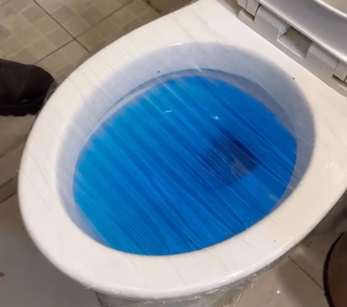 Jak vyčistit ucpaný záchod bez zvonu a chemikálií