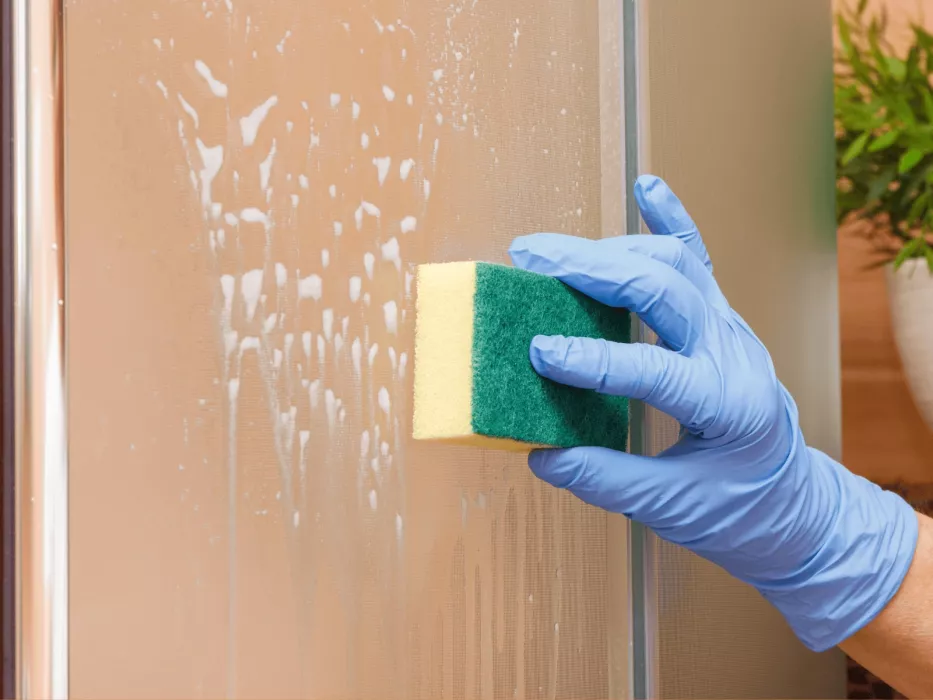 Hotelový trik s houbou – zahájení sezóny. Po jeho použití sprchový kout září jako nový z obchodu.