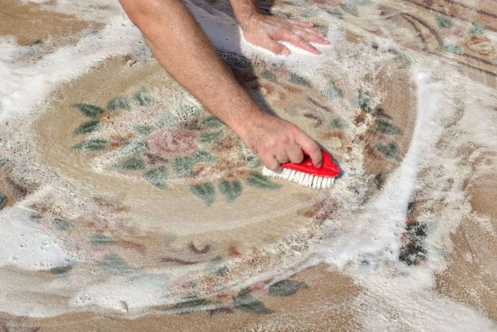 Zbavte se zaschlého prachu: chytrý způsob (bez vysavače), jak udržet koberec v perfektním stavu po dlouhou dobu