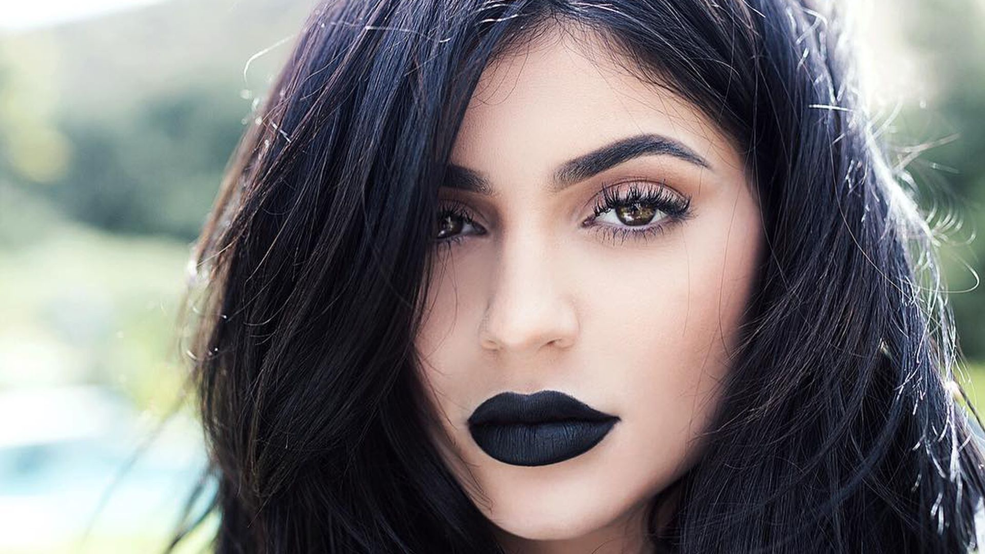 Nedbalý make-up 90. let je opět v módě. Jak nosit grunge make-up?