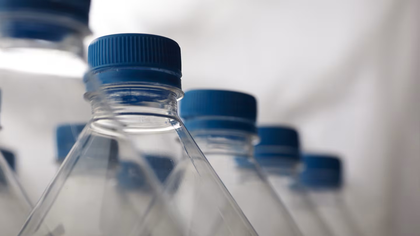 Zavěšování víček od lahví s limonádou v zahradě: proč se to doporučuje a k čemu to slouží