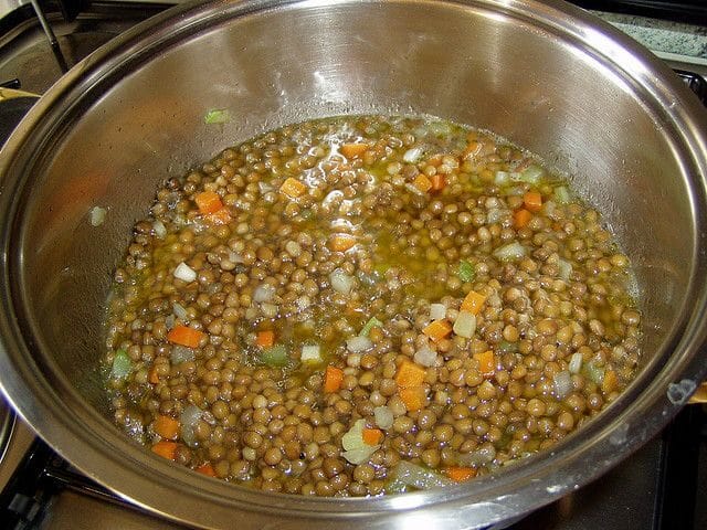 Tato čočková polévka je všelékem, snižuje hladinu cholesterolu a cukru v krvi, a pokud přidáte tuto ingredienci, stane se z ní také antioxidant!