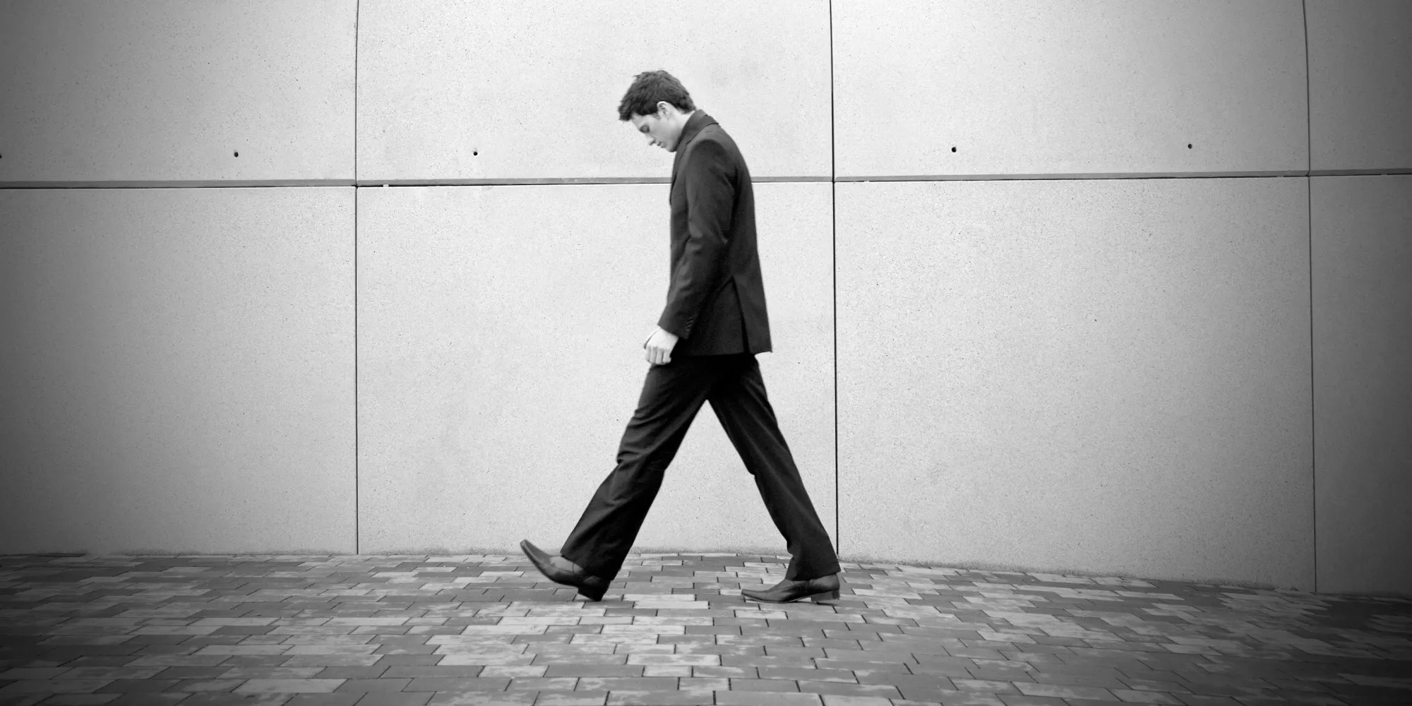 Co znamená chodit se sklopeným pohledem z psychologického hlediska