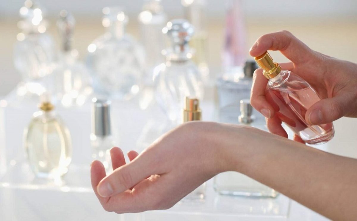 Netřete a nenanášejte na oblečení: tady je jednoduchý trik, který vám pomůže zachovat vůni od rána do večera.