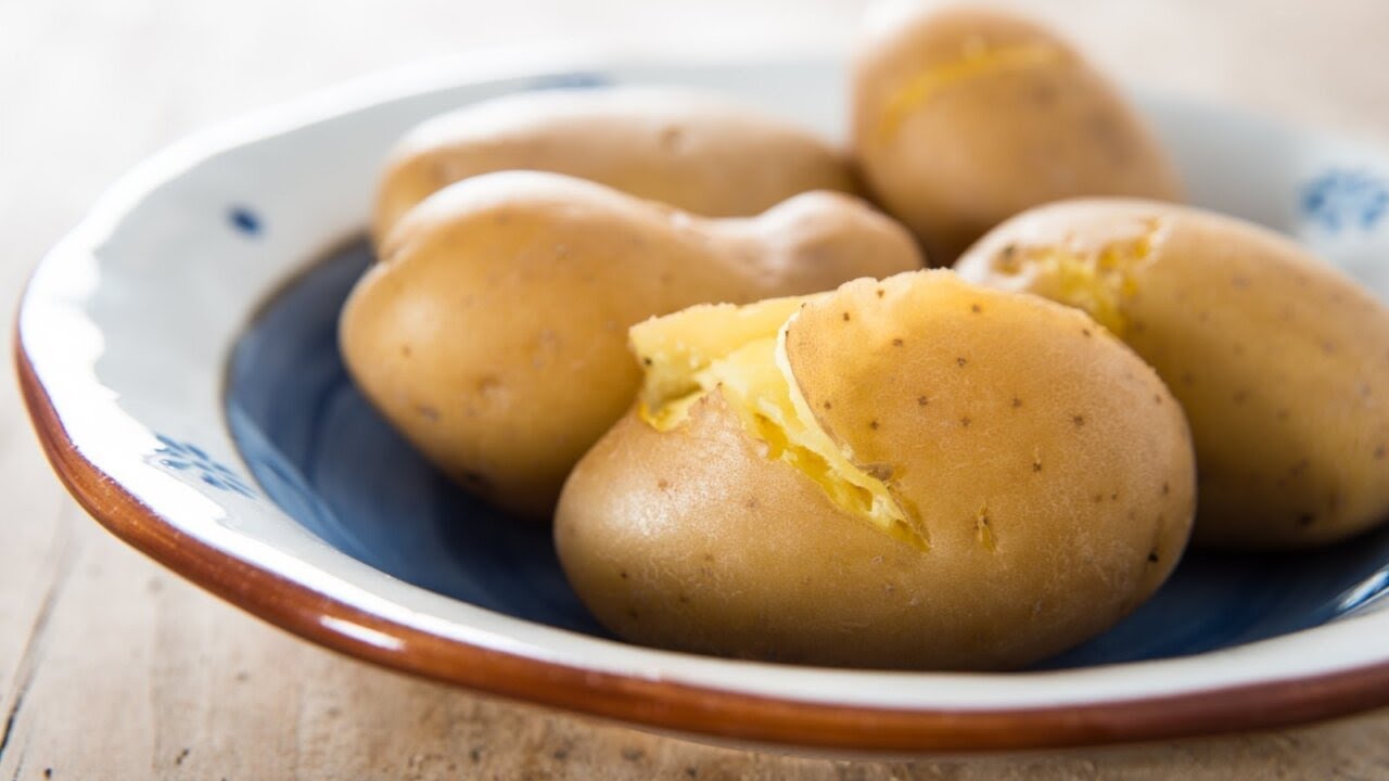 Brambory zůstanou čerstvé a nevyklíčí po dobu 12 týdnů, pokud je budete skladovat na jednom jednoduchém místě.