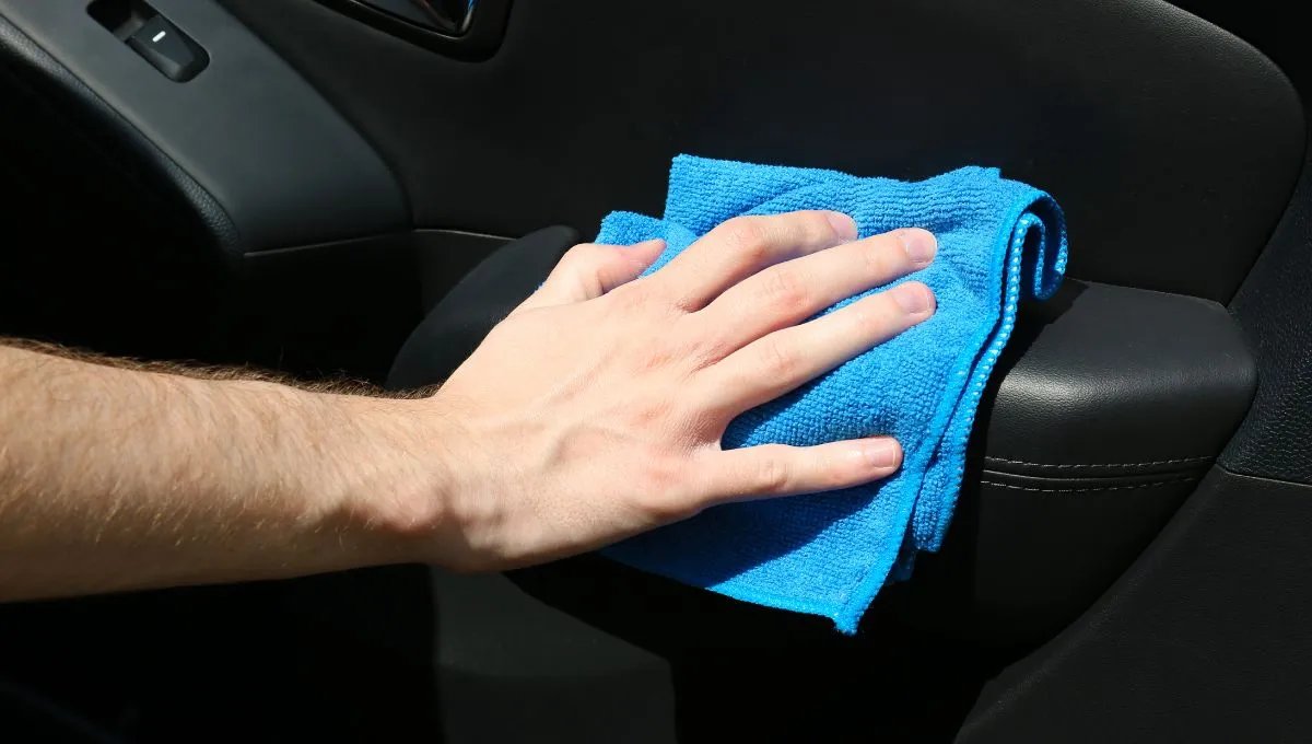 Jak prát a dezinfikovat mikrovláknové utěrky, aby neztvrdly