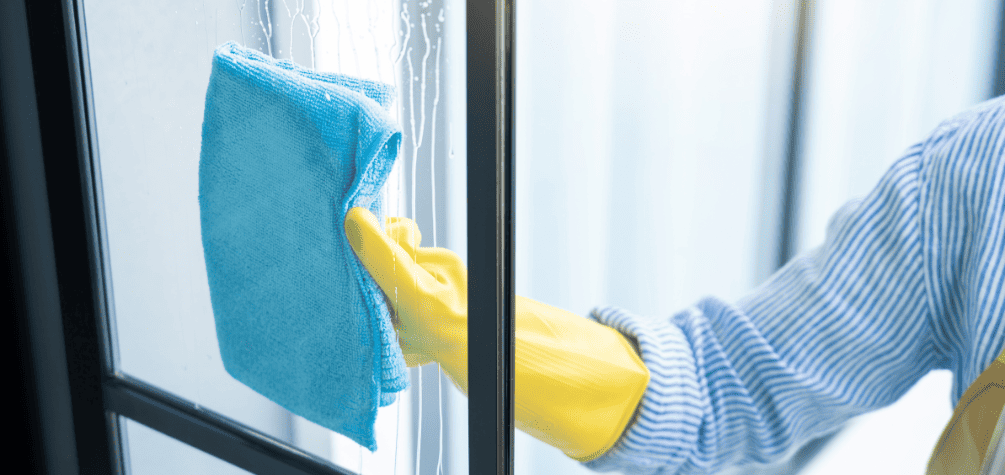 Přidejte čajovou lžičku do čisticího prostředku na skla. Okna budou zářit až do jara