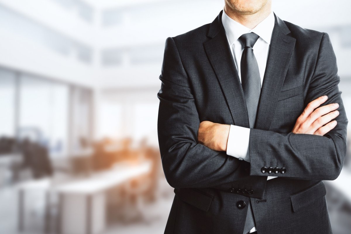 Co znamená, když člověk během rozhovoru zkříží ruce, z pohledu psychologie
