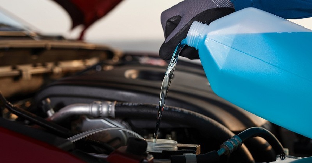 Zmrzla vám letní kapalina do ostřikovačů? Existuje dobrý způsob, jak tento problém rychle vyřešit.