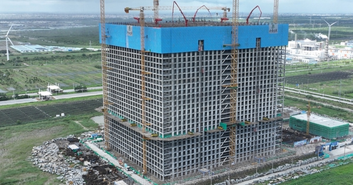 Budova vysoká 50 pater je o 12 metrů vyšší než Velká pyramida v Gíze: je to největší baterie v historii!