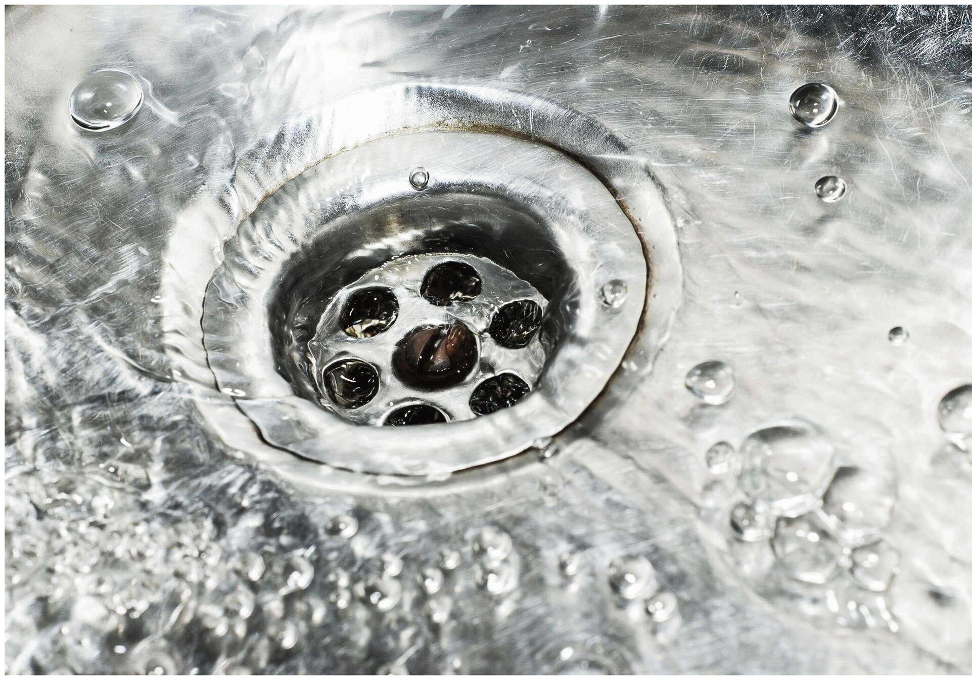 Vyléváte kávovou sedlinu do dřezu? Může to mít nečekané následky v potrubí.