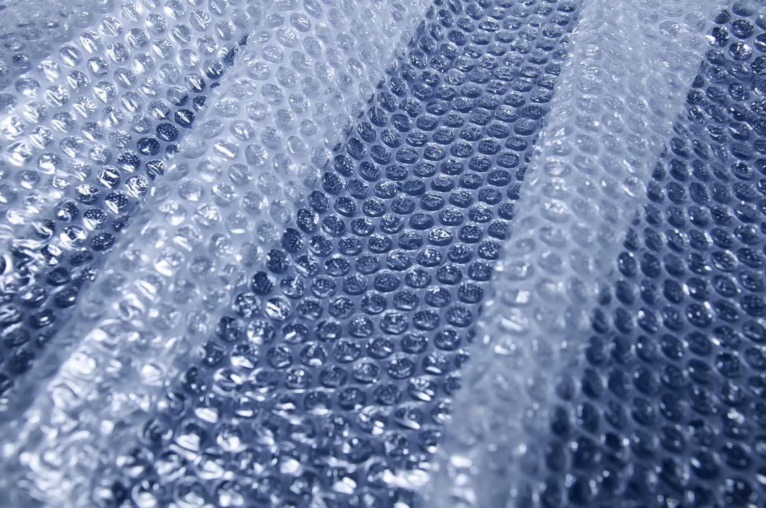 Nevyhazujte bublinkovou fólii. Můžete ji znovu použít na zahradě.