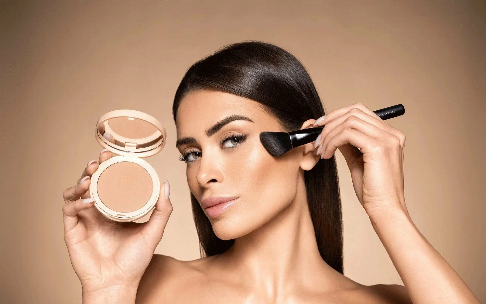 Jsem profesionální vizážistka a tento jednoduchý trik vám pomůže vypadat o 10 let mladší: budete potřebovat pouze bronzer