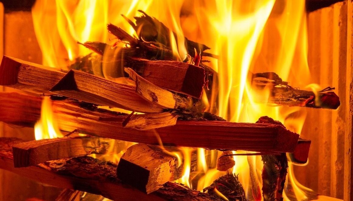 Jak správně rozdělat oheň v krbu