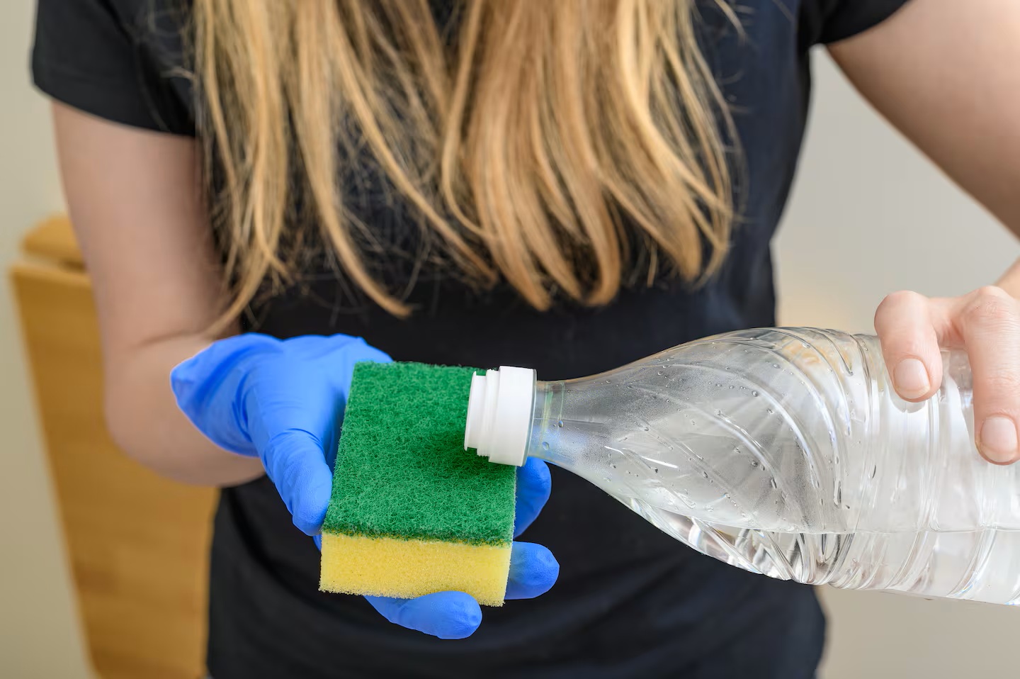 Čištění pod postelí octem: proč je to nutné a proč se to doporučuje